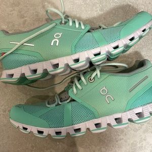 On Cloud Running shoes (BRAND NEW)